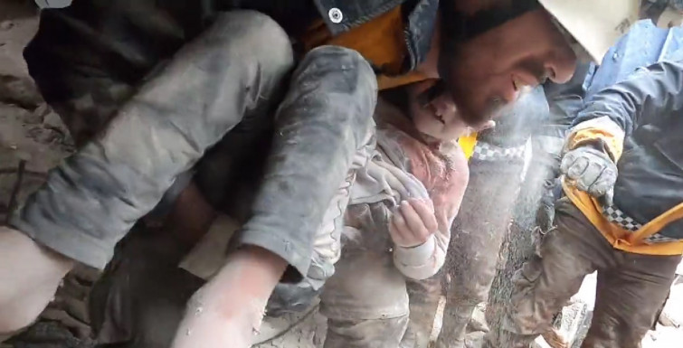 VÍDEO: Rescatan a un niño entre los escombros de un edificio derrumbado en Siria