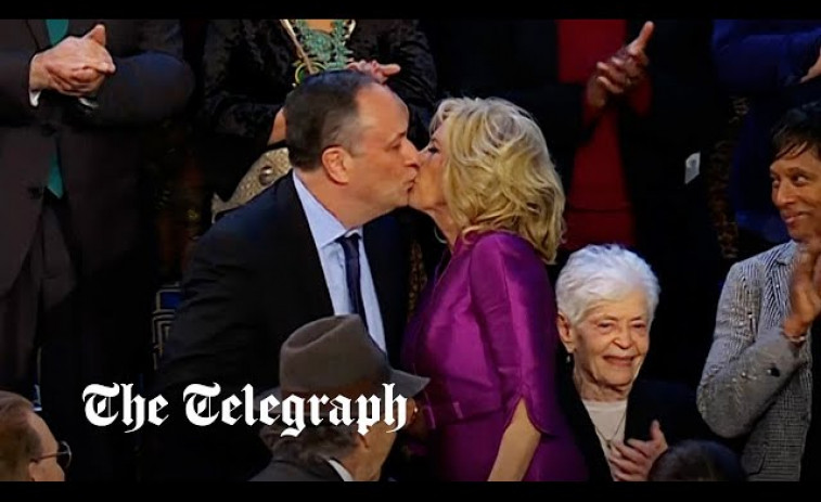 VÍDEO: Jill Biden da un beso en la boca al marido de Kamala Harris