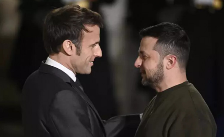 Macron y Zelenski viajan juntos a Bruselas para acudir a la cumbre de la Unión Europea