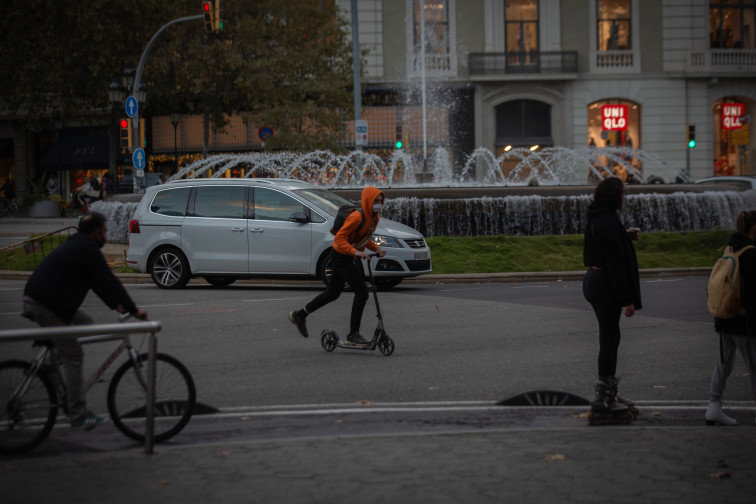 El uso de casco en los patinetes eléctricos será obligatorio en Barcelona