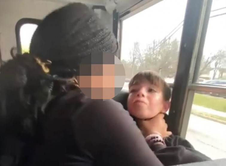 VÍDEO: Una madre publica las imágenes de una niña estrangulando a su hijo en el autobús escolar