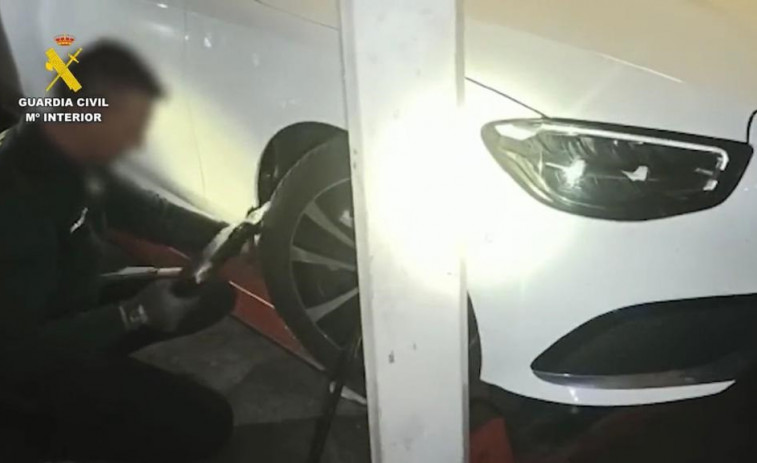 Más de 7 kilos de cocaína en el paso de las ruedas de un coche con matrícula alemana en La Jonquera