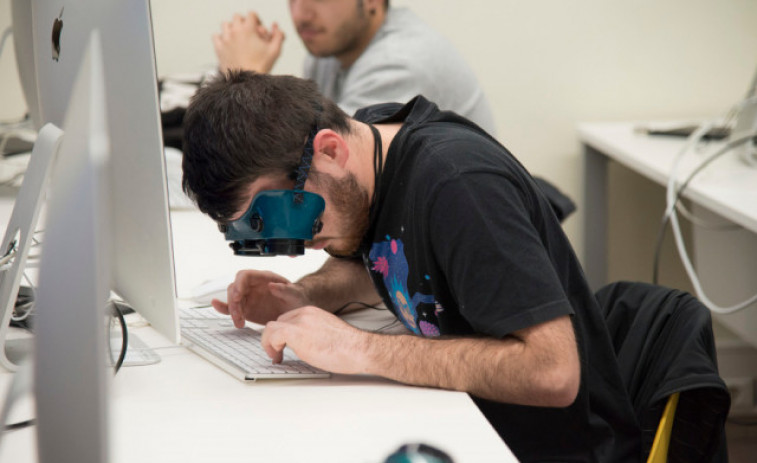 Universitarios de Lleida se ponen en la piel de personas invidentes o con baja visión
