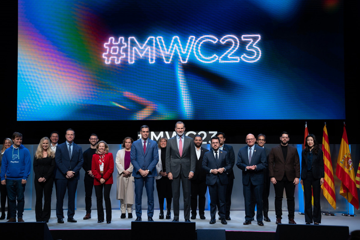 Nadia Calvi&ntilde;o, Ada Colau, Pedro S&aacute;nchez, N&uacute;ria Mar&iacute;n, Felipe VI, Pere Aragon&egrave;s, John Hoffman y Pau Relat en la reuni&oacute;n sobre novedades del Mobile World Congress (MWC).