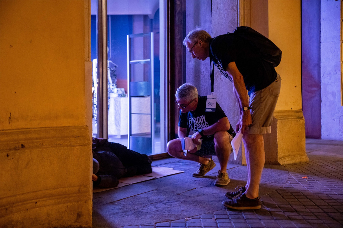 EuropaPress 4523566 dos voluntarios interesan persona realizacion censo personas situacion