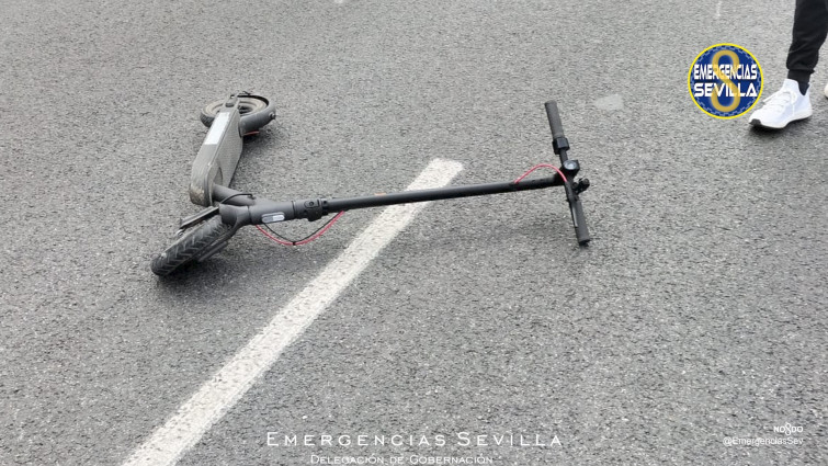 Una mujer es hospitalizada tras ser atropellada en un paso de cebra por un patinete eléctrico en Sevilla