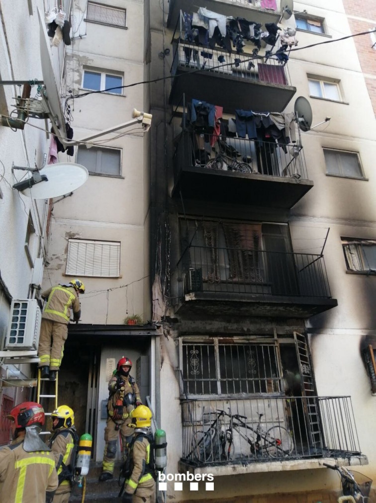 Extinguido el fuego en un edificio de Salt pero dos heridos son hospitalizados de urgencia al haberse precipitado del edificio