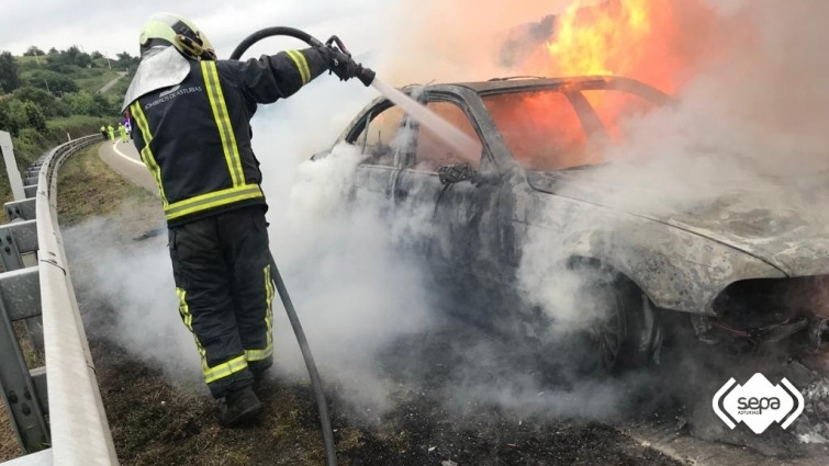 Tres muertos por la salida de vía de un turismo que ha caído por un barranco y se ha incendiado en la TV-3022 en Perelló