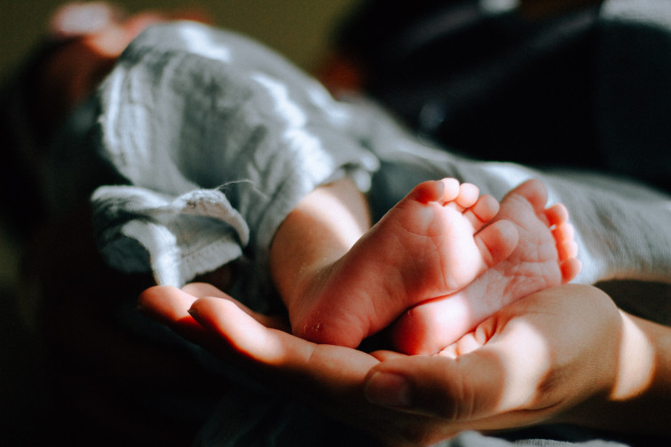 Una niña que se quedó embarazada tras ser violada da a luz sola y mata al bebé para ocultárselo a su madre