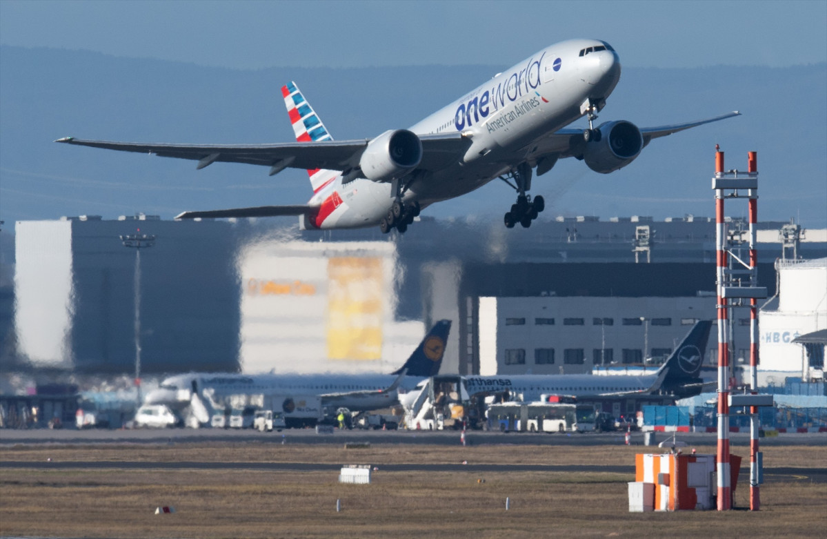EuropaPress 4587424 filed 20 december 2021 hessen frankfurt main us american airlines passenger
