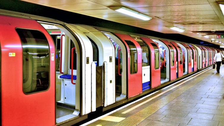 Un pasajero borracho intenta tirar a una mujer a las vías del metro para matarla