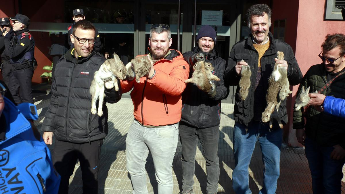 Agricultores mostrando conejos