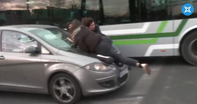 VÍDEO: Un coche atropella a varias menifestantes que protestaban por el 8M en Barcelona