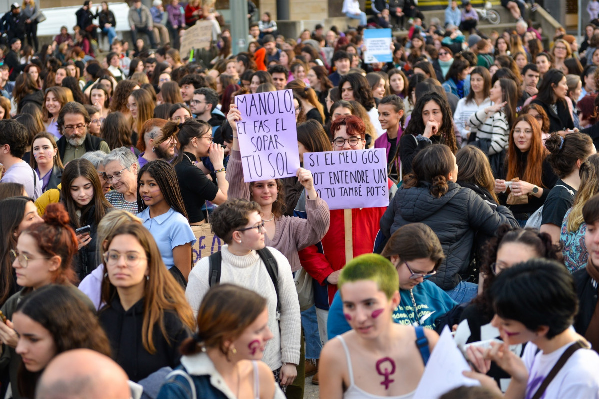 EuropaPress 5039857 mujeres carteles protestan manifestacion convocada 8m girona coordinadora (1)