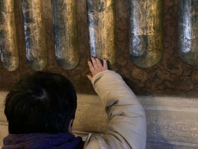 La Catedral de Vic acoge una visita táctil de los afiliados a la ONCE