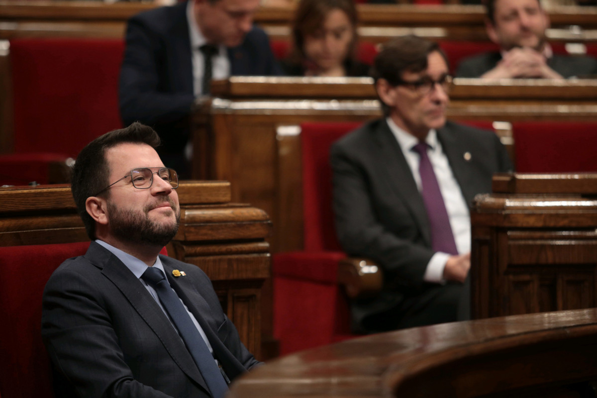 El presidente de la Generalitat, Pere Aragonès (i), y el líder del PSC, Salvador Illa (d), durante una sesión plenaria del debate final de los Presupuestos de la Generalitat 2023, en el Parlament, 