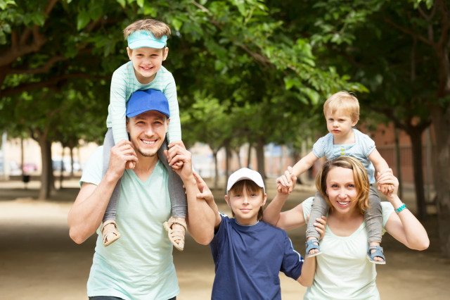 El carnet de familia numerosa ya está disponible desde el móvil: ¿cómo conseguirlo?