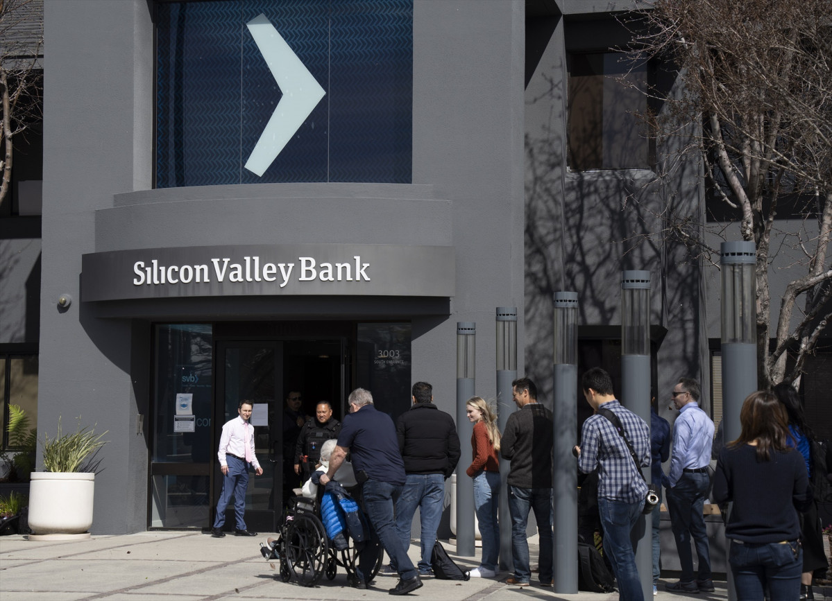 EuropaPress 5052145 santa clara march 14 2023    people queue up outside the headquarters of
