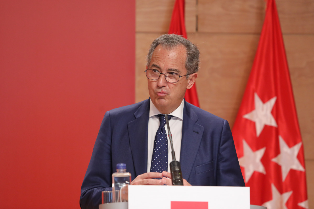 El consejero de Educación en la Comunidad de Madrid y portavoz regional, Enrique Ossorio, interviene durante una rueda de prensa tras la reunión del Consejo de Gobierno, en la Real Casa de Correos, 