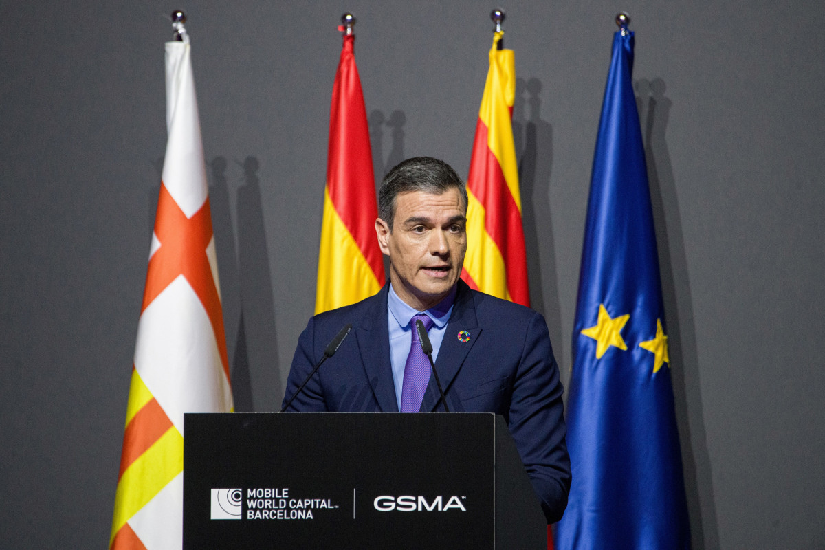 El presidente del Gobierno, Pedro Sánchez, interviene durante la cena oficial del MWC Barcelona 2023, en el Museu Nacional d'Art de Catalunya (MNAC), a 26 de febrero de 2023, en Barcelona, Cataluña (España). El Mobile World Congress (MWC Barcelona 2023) s