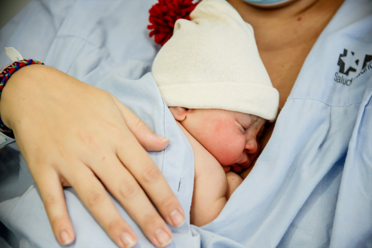 Más de la mitad de bajas por nacimiento de 2022 corresponden a los padres, pero solo un 30% pide excedencias por cuidado