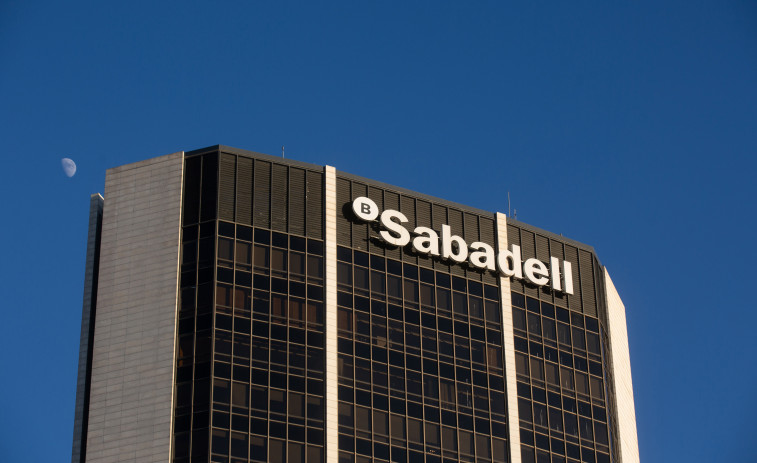 Una quincena de organizaciones piden personarse en la OPA de BBVA a Banco Sabadell