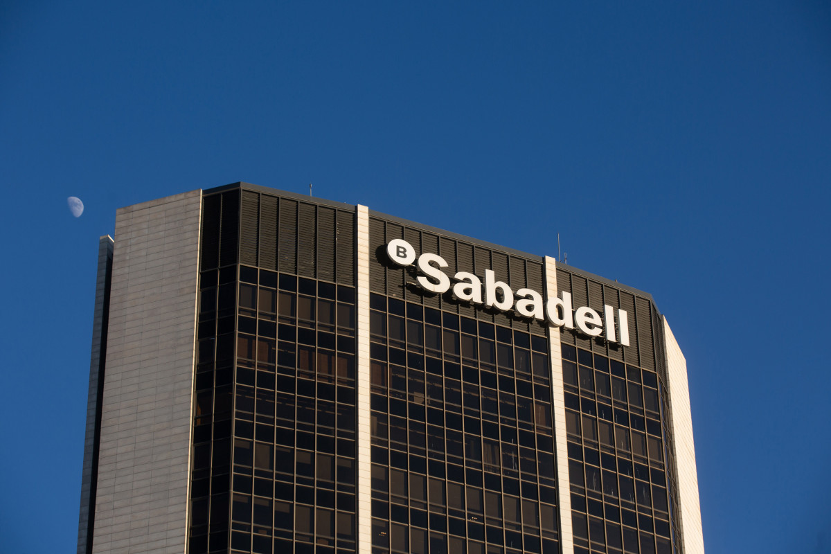 Archivo - Fachada de la sede del Banco Sabadell en la Avenida Diagonal de Barcelona.