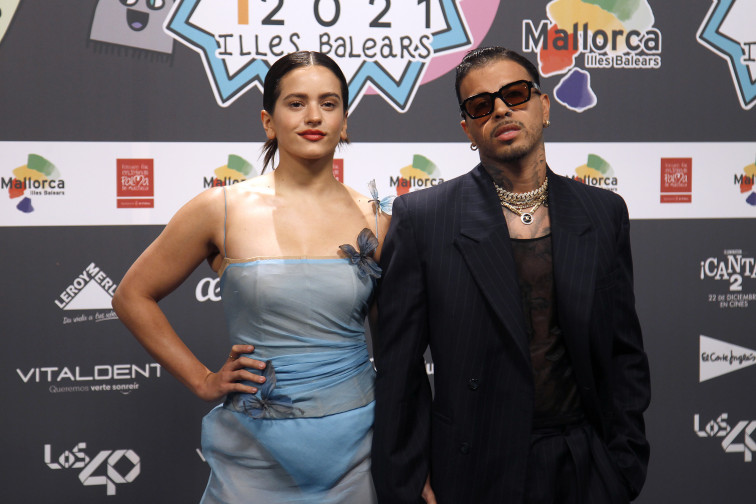 Rosalía y Rauw Alejandro anuncian su compromiso en su nuevo videoclip, 'Beso'