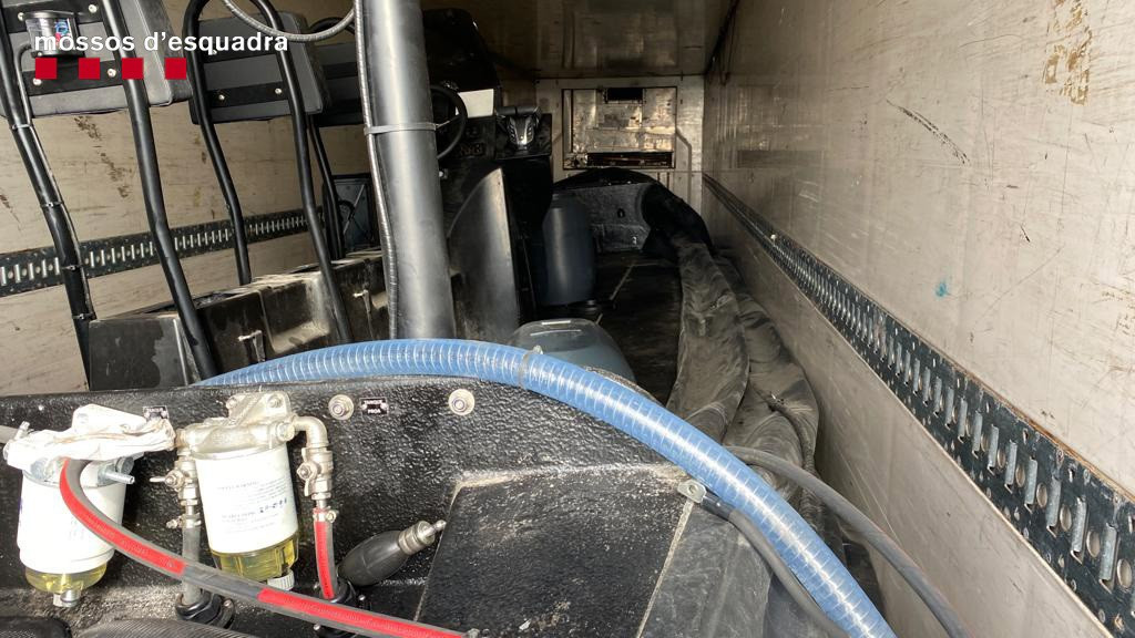 El interior de una 'narcolancha' que utilizaba el presunto grupo criminal paraintroducir hachís en Catalunya