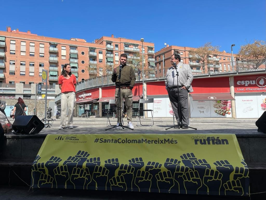 Gemma Español, Gabriel Rufián y Joan Ignasi Elena en un acto de ERC en Santa Coloma de Gramenet (Barcelona).