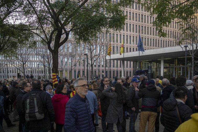 Más de 250 personas cortan la Gran Vía de Barcelona ante la Ciutat de la Justícia en apoyo a Ponsatí