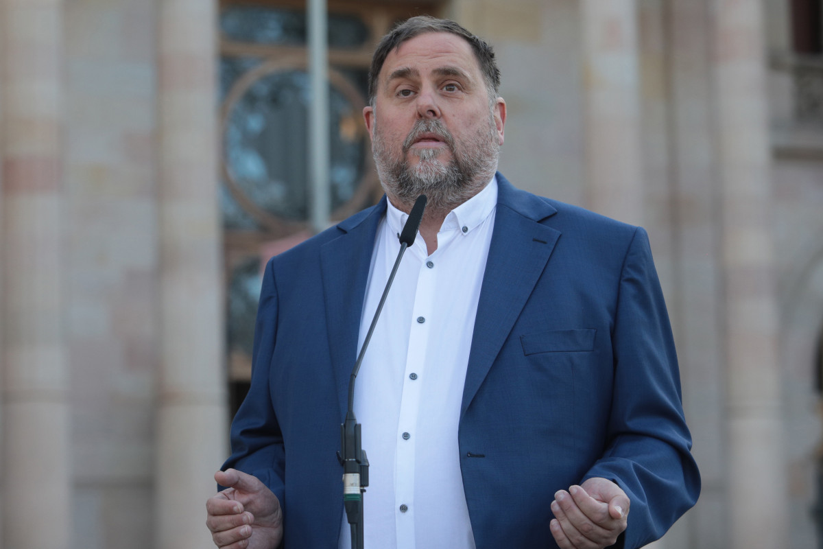 El presidente de ERC, Oriol Junqueras, ofrece declaraciones a los medios a su llegada a un juicio de la consellera de Acción Exterior y Unión Europea de la Generalitat, en el Tribunal Superior de Ju