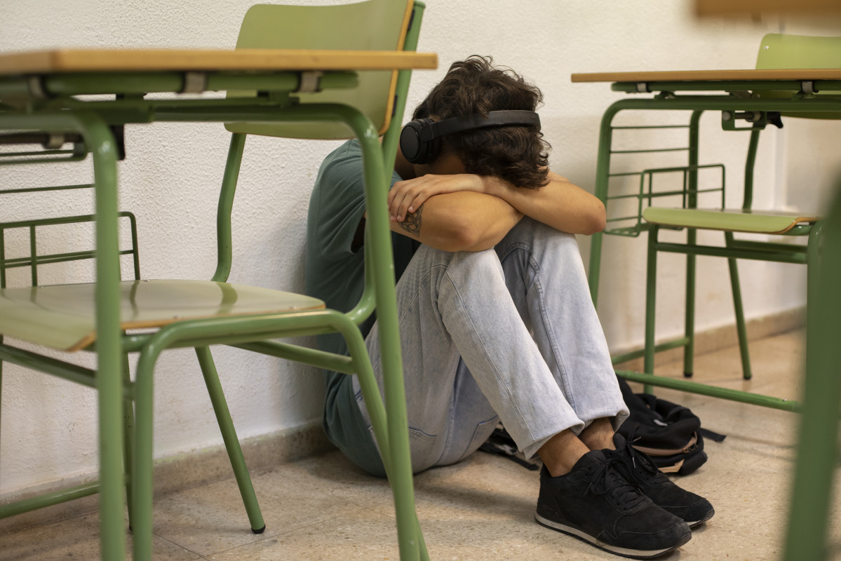 Triste adolescente escuela tiro completo