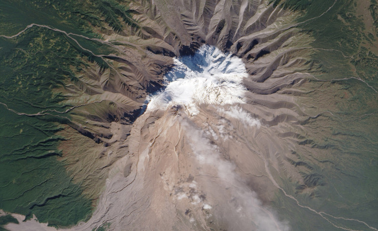 VIDEO:  olas de tsunami de hasta 15 metros confirmadas y el gigante volcánico Kliuchevskoi entra en erupción