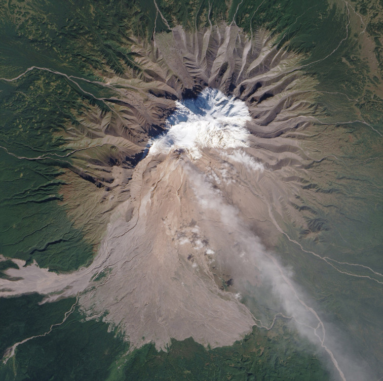 VIDEO:  olas de tsunami de hasta 15 metros confirmadas y el gigante volcánico Kliuchevskoi entra en erupción