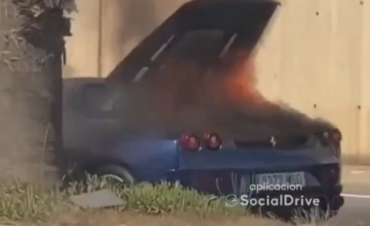VÍDEO: Espectacular incendio de un Ferrari en la Ronda Litoral de Barcelona