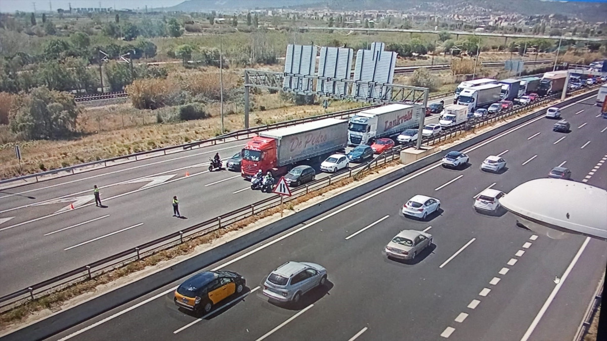 EuropaPress 5133548 imagen carretera a 2 cortada cornella barcelona