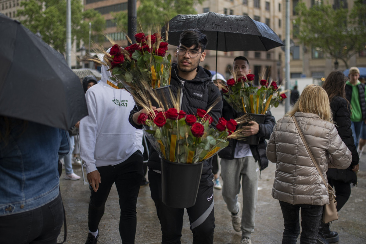 EuropaPress 4401144 dos hombres llevan rosas feria literaria sant jordi dia internacional libro