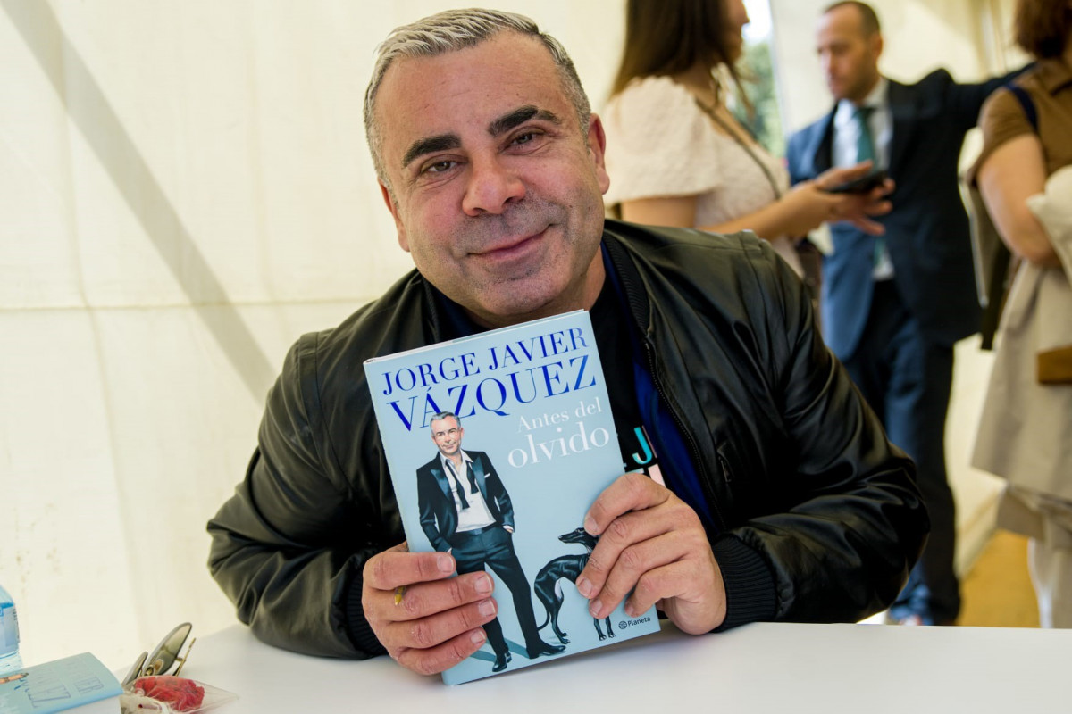 El presentador Jorge Javier Vázquez firma libros por Sant Jordi en Barcelona