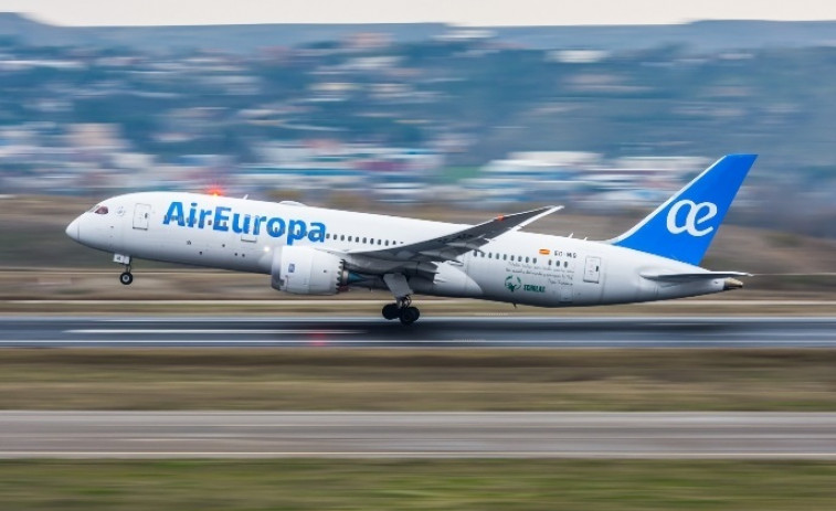 La agreden sexualmente en un vuelo hacia España y la tripulación de cabina la amenaza con dejarla en tierra