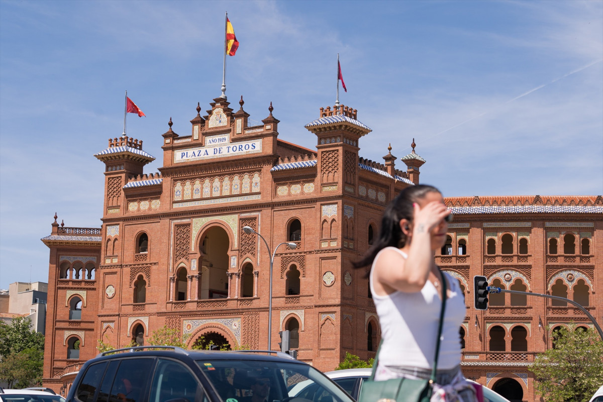 EuropaPress 5145428 mujer da paseo frente plaza toros ventas 24 abril 2023 madrid espana masa