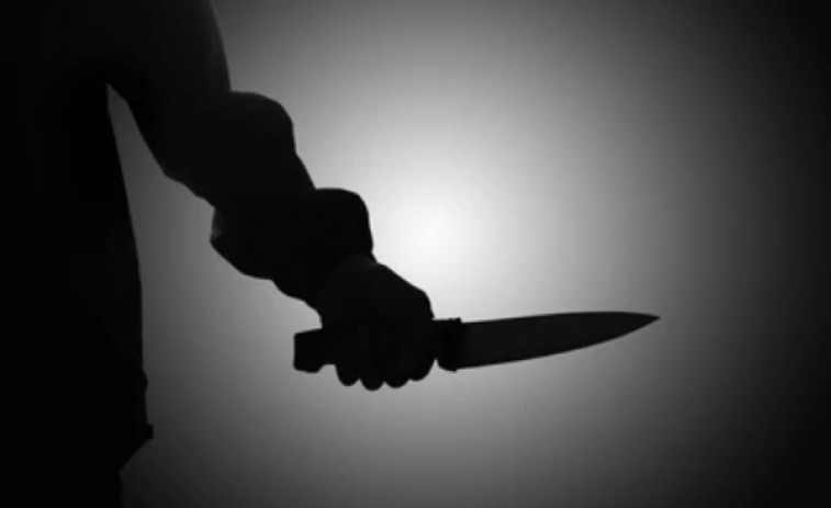 Una niña de 13 años ataca a un bombero con un cuchillo