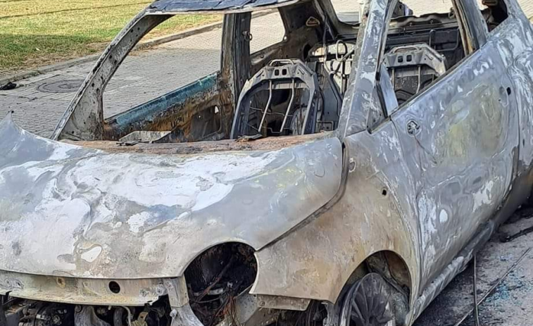 Dos heridos tras una noche de actos vandálicos con graves incidentes en el Prat de Llobregat