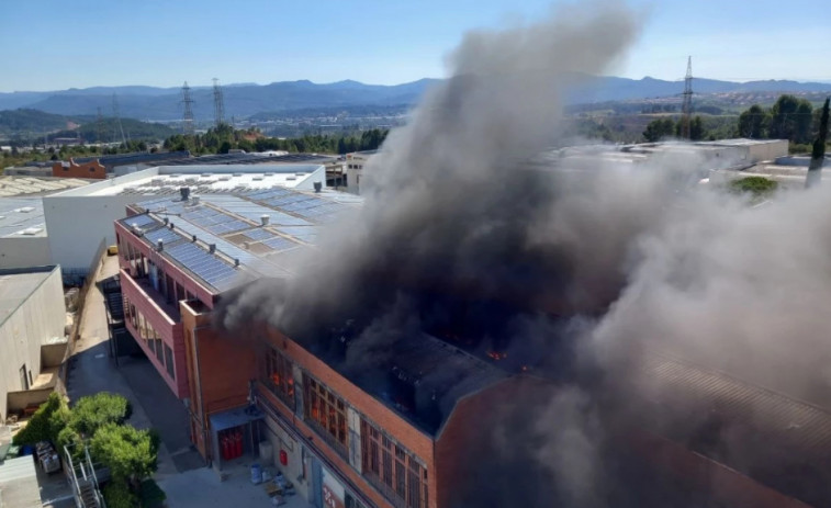 Remojan la nave afectada por el incendio ya controlado en Rubí