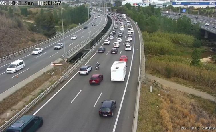 Un camión cisterna de gasolina volcado corta la carretera BV-4601 en Gurb (Barcelona)
