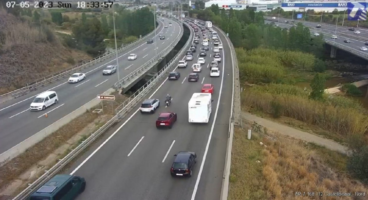 Un camión cisterna de gasolina volcado corta la carretera BV-4601 en Gurb (Barcelona)