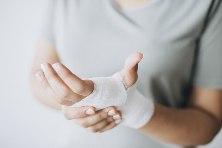 Mujer vendaje gasa envuelto alrededor su mano