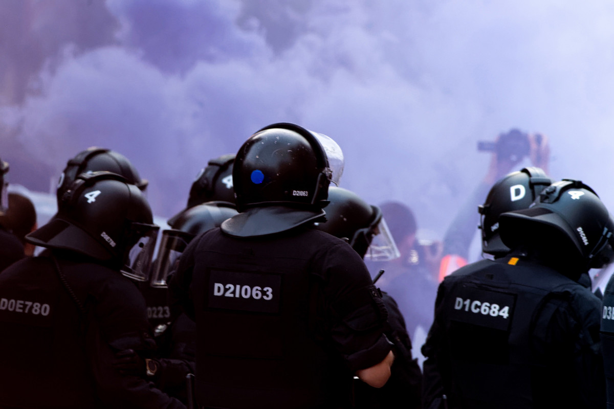 Los Mossos d'Esquadra ante el Kubo y la Ruina durante una manifestación convocada por la empresa de desahucios extrajudiciales, Desokupa, contra la ocupación de los inmuebles de la plaza Bonanova 'L