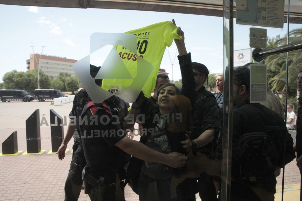 Una veintena de personas protestan contra Cambray ante el acto de ERC en Cornellà (Barcelona)