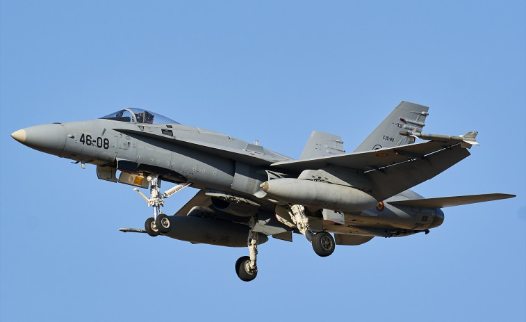 Un avión F-18 se estrella durante una exhibición en Zaragoza y el piloto logra eyectarse